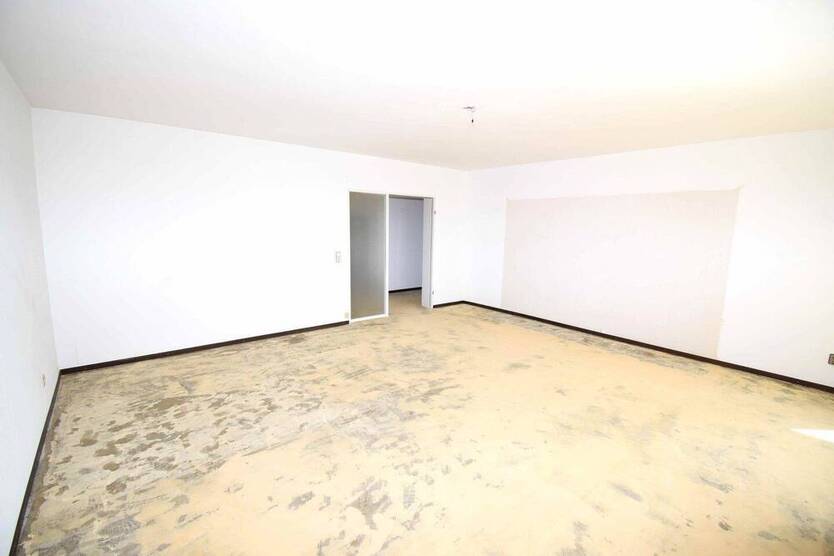 Schöne 4 Zi. Wohnung mit 2 Balkonen, zus. Hobbyraum, Garage u. Gartennutzung