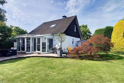 CITYHOUSE: Freistehendes Einfamilienhaus mit Traumgarten, Wintergarten, Kamin, Sauna und Garage
