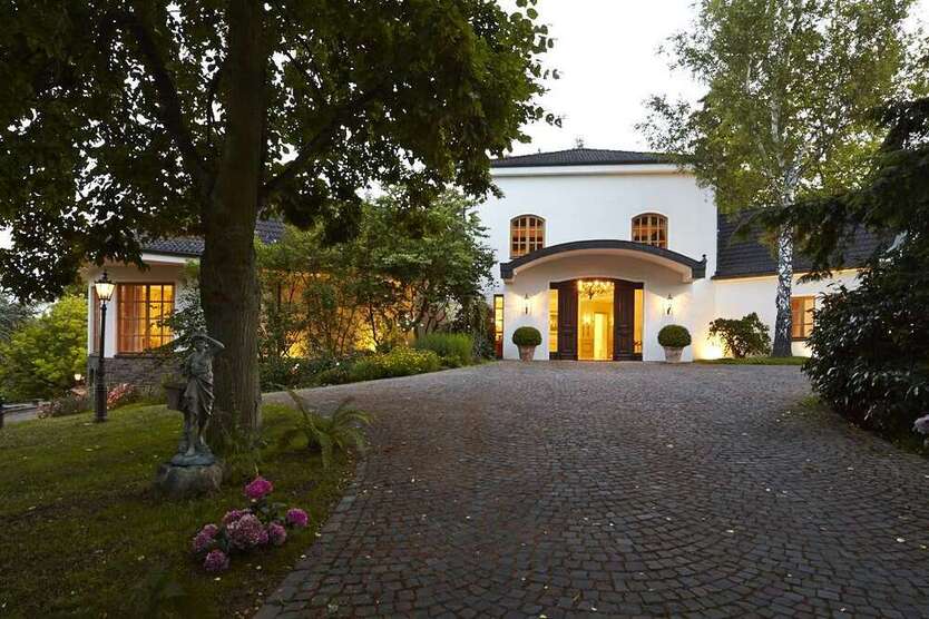 Haus zum Kaufen in Wachtberg 3.650.000 € 943 m²