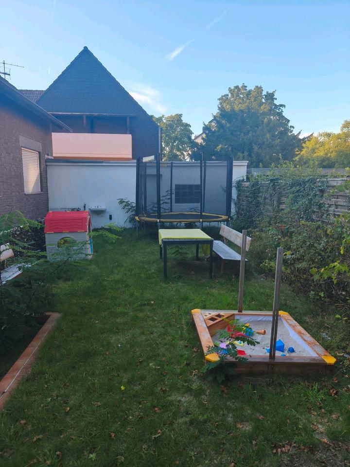 Lichtdurchflutete DG-Wohnung mit Garage, Kamin und Garten