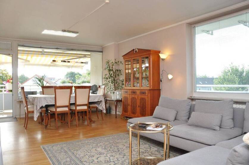 Familien aufgepasst: Wunderschöne 4. Zi.-Wohnung mit Sonnenbalkon und Lift