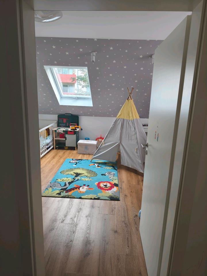 Lichtdurchflutete DG-Wohnung mit Garage, Kamin und Garten