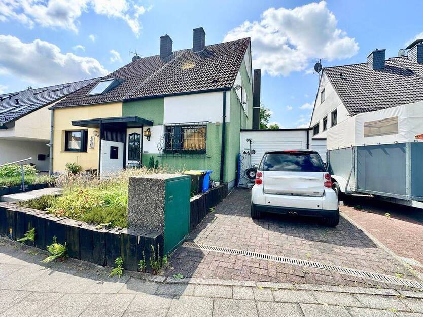 Praktisch geschnittene Doppelhaushälfte mit viel Potenzial und schönem Garten