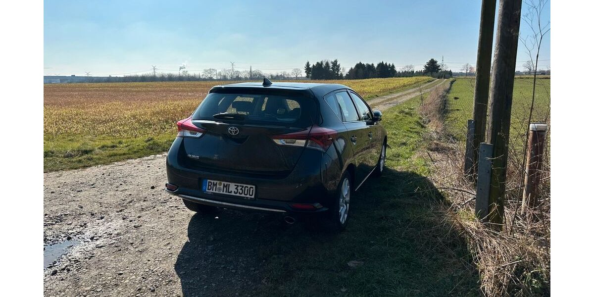Toyota Auris 93.600 km 10.200 € Leverkusen 51373