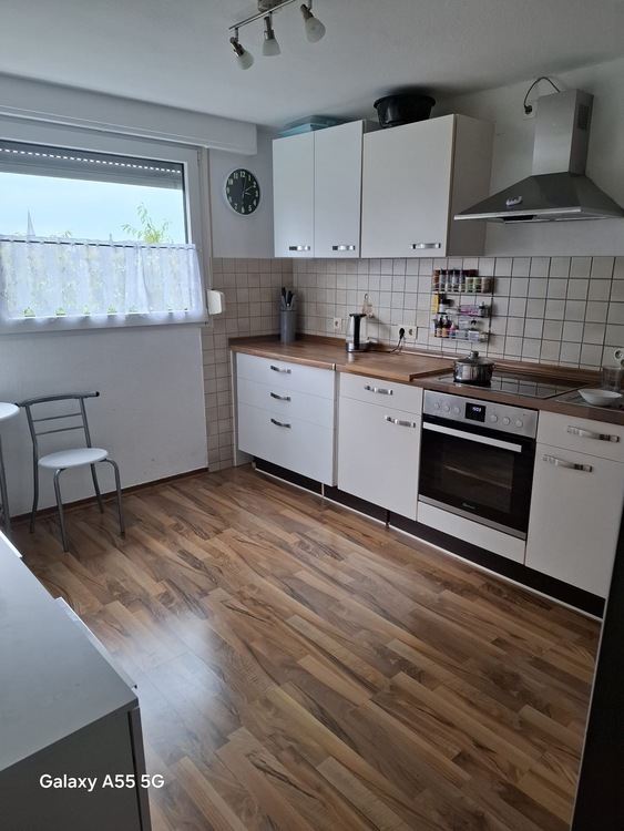sehr großzügige 4-Zimmerwohnung in Dreifamilienhaus in Zons