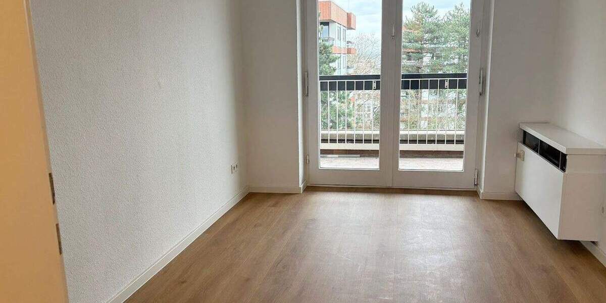 NEUES Bad* NEUER Boden* NEUES Wohngefühl* NEUE Einbauküche* 3 Zimmer + Balkon, Gäste-WC, Aufzug 3 zimmer