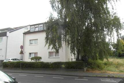 Dreiparteienhaus * freistehend * schöner Garten und Garage - Wohnung im Erdgeschoss bezugsfrei - beliebter Wohnort Köln Weiß