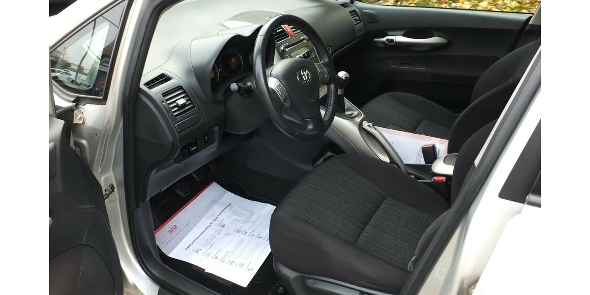 Toyota Auris 1.6i SOL ALLE INSPEKTIONEN GARAGENWAGEN 174.885 km 4.998 &euro; Köln 50858