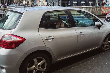 Toyota Auris 129.311 km 4.950 &euro; Köln 50737