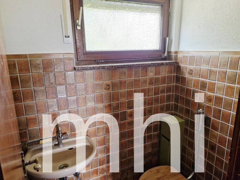 Much Hündekausen: Kleiner Bungalow mit 2 Garagen für die kleine Familie.