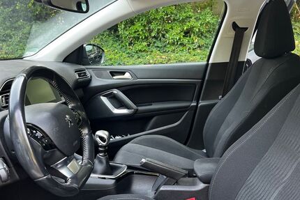 Peugeot 308 180.000 km 5.950 € Neuss 41462