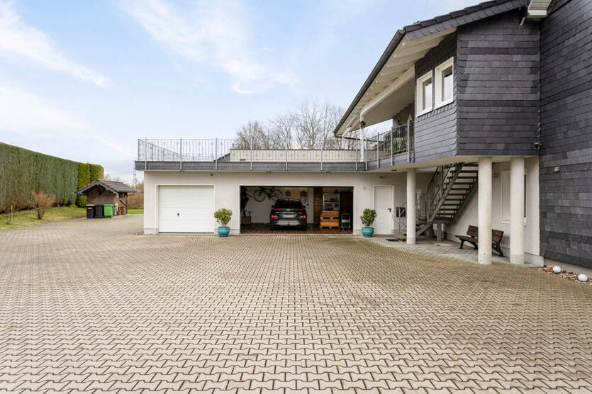 Mehrgenerationenhaus mit zwei Wohneinheiten und einer Gewerbeeinheit