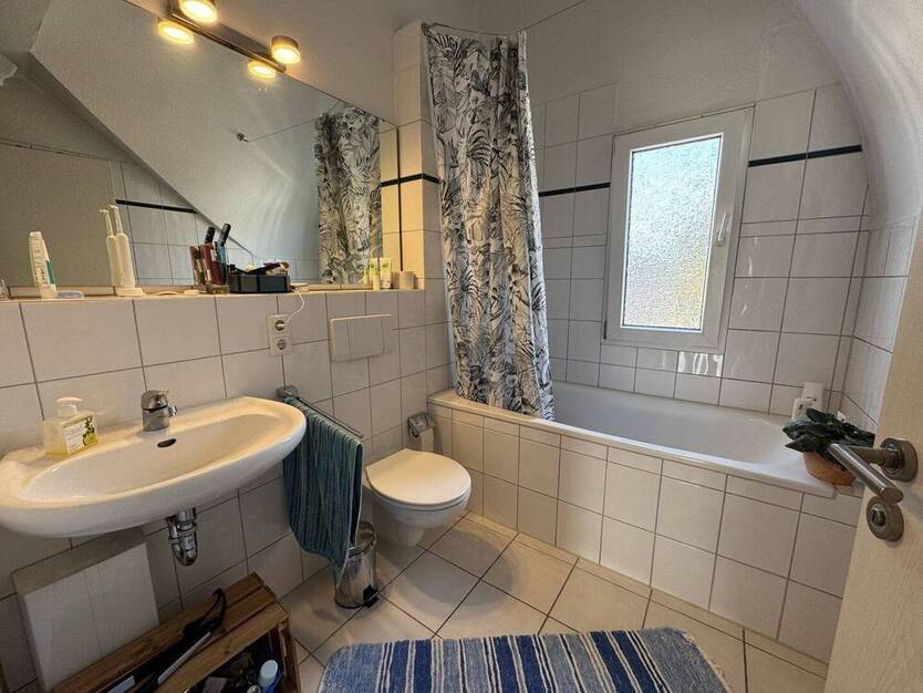 Helle 2 Zimmer Dachgeschoßwohnung mit Balkon und Tiefgaragenplatz