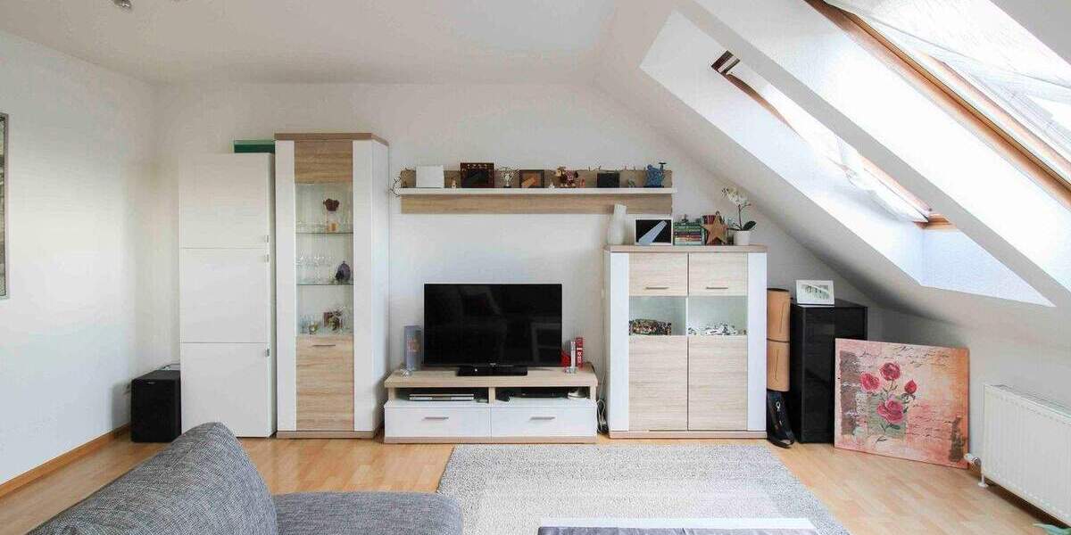 Lichtdurchflutete Dachgeschosswohnung inkl. Stellplatz und Loggia in zentraler Lage von Brühl 2 zimmer