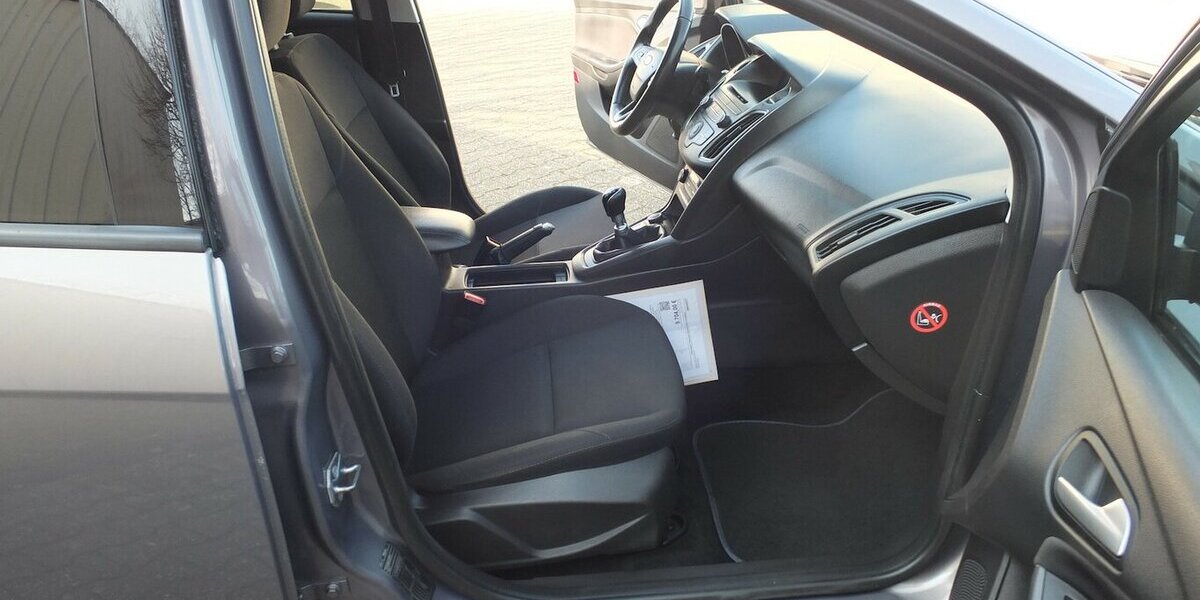 Ford Focus KLIMAUTOMATIK PARKPILOT 4-TÜRIG 118.919 km 6.998 € Köln 50858