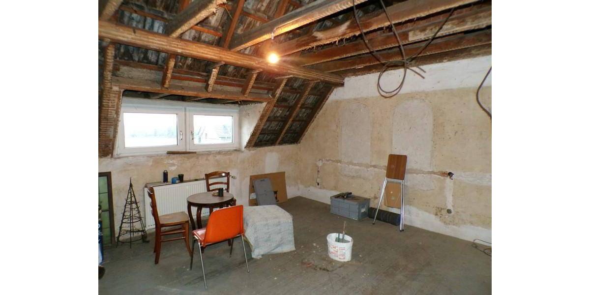 geräumiges Einfamilienhaus mit Anbau, Nebengebäude incl. Garagen, Vorhof und Innenhof 8 zimmer