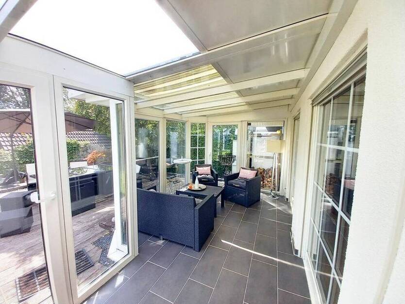 CITYHOUSE: Freistehendes Einfamilienhaus mit Traumgarten, Wintergarten, Kamin, Sauna und Garage
