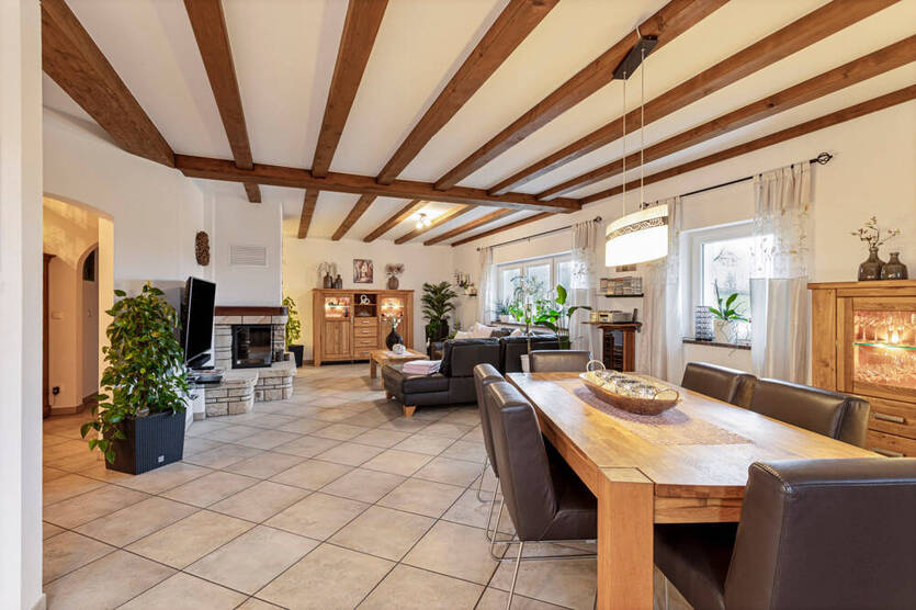 Mehrgenerationenhaus mit zwei Wohneinheiten und einer Gewerbeeinheit