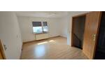 Großzügige 4-Zimmer-Wohnung mit 2 Bädern, kleinem Balkon und kleinem Gartenstück in 2-Parteien-Haus mit Garage