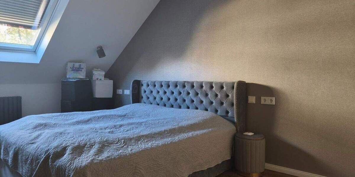 Lichtdurchflutete Wohnung mit Garage, Kamin und eigenem Garten im freistehendem Haus 3 zimmer