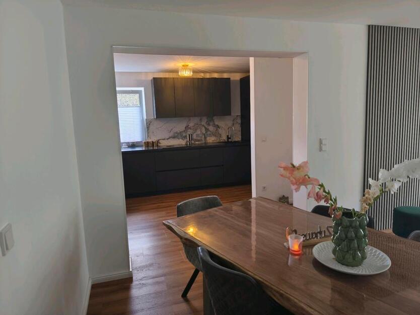 Lichtdurchflutete DG-Wohnung mit Garage, Kamin und Garten