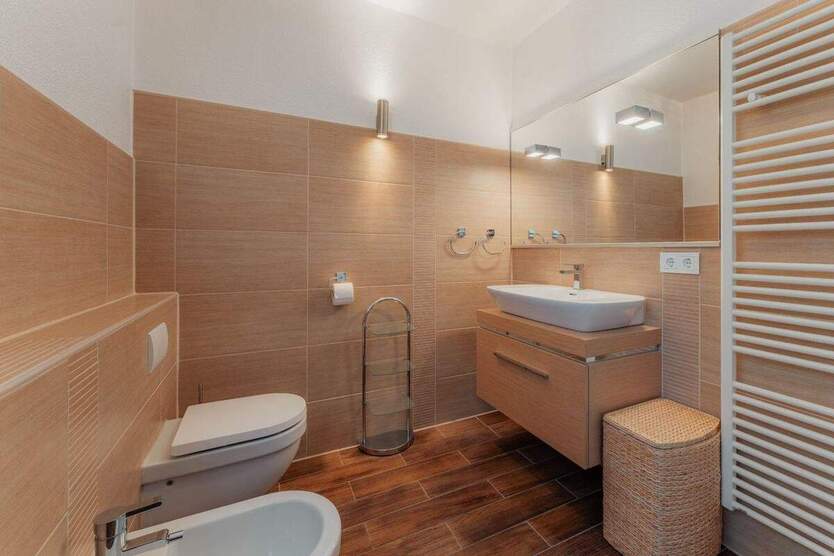 Doppelhaushälfte mit drei separaten Wohneinheiten im Grünen 7 zimmer