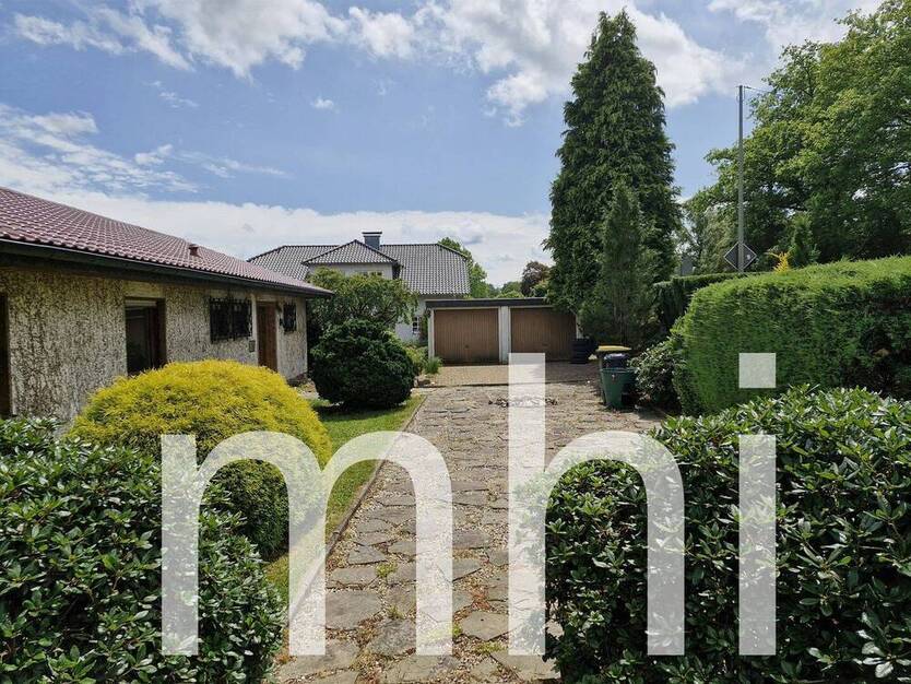 Much Hündekausen: Kleiner Bungalow mit 2 Garagen für die kleine Familie.