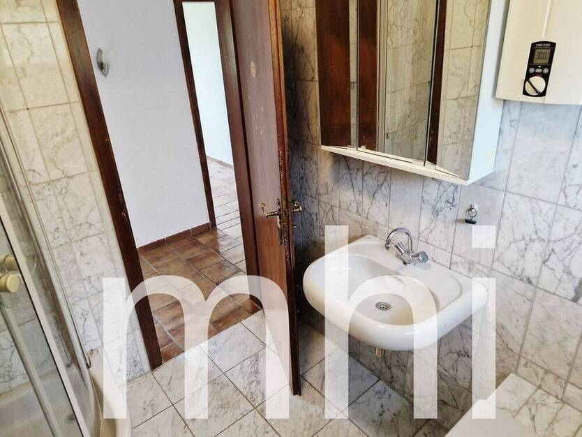 Much Hündekausen: Kleiner Bungalow mit 2 Garagen für die kleine Familie.