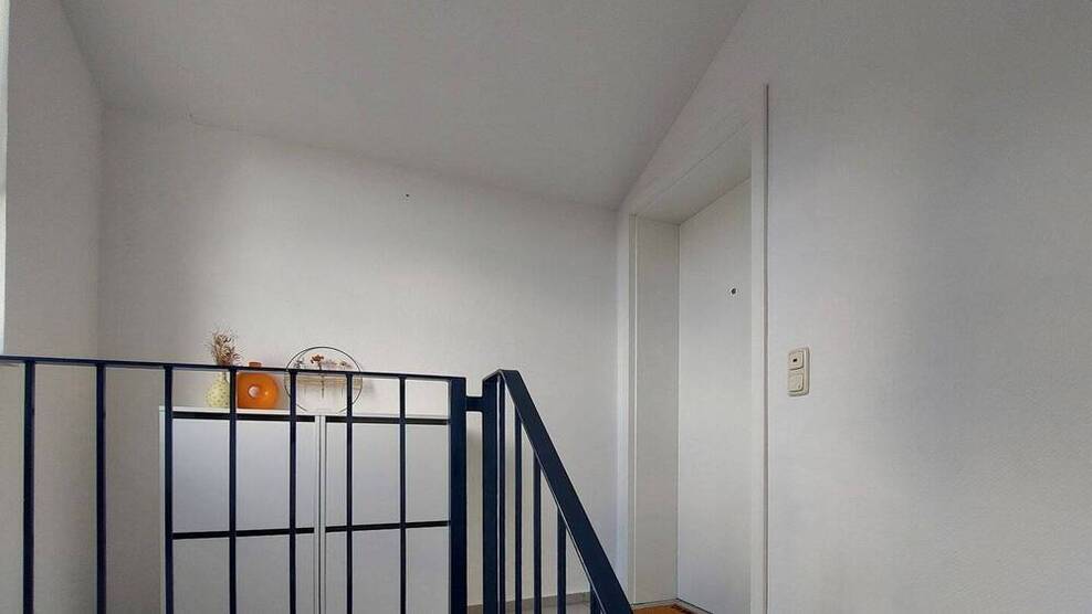 *** Charmante Dachgeschoßwohnung in ruhiger Lage - mit Balkon und Carport ***