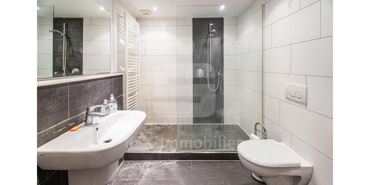 Befristeter Mietvertrag: Charmantes Reihenmittelhaus in Hürth-Efferen mit Garten, Sauna & Garage. 5 zimmer