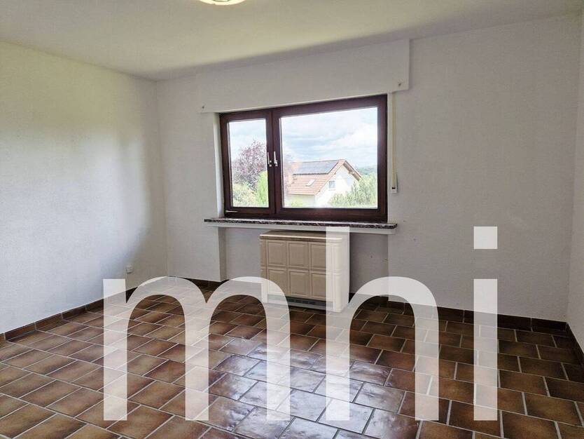 Much Hündekausen: Kleiner Bungalow mit 2 Garagen für die kleine Familie.