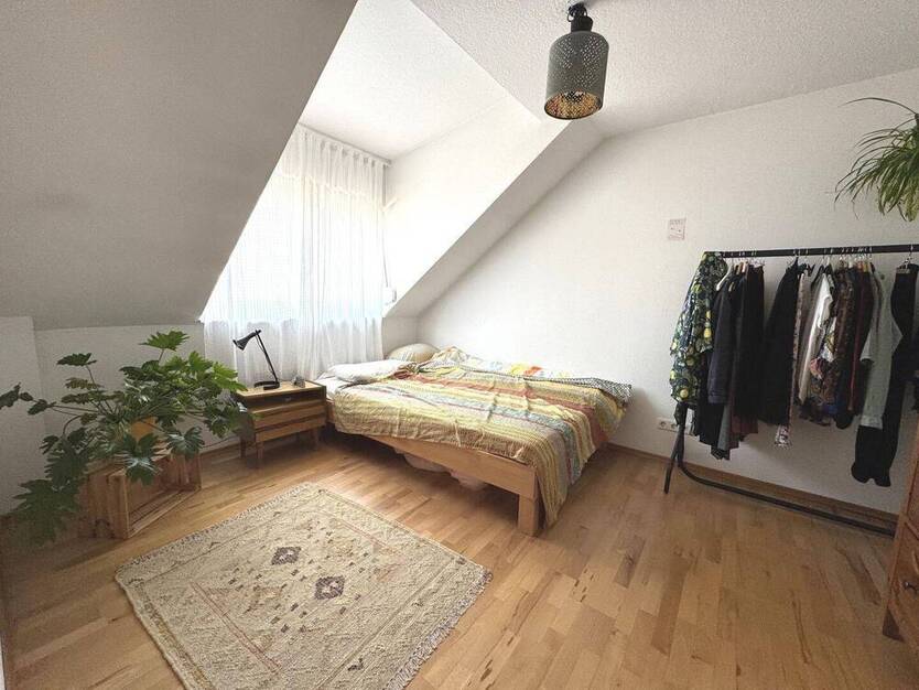 Helle 2 Zimmer Dachgeschoßwohnung mit Balkon und Tiefgaragenplatz