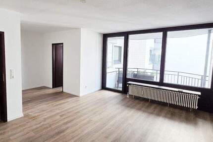 Renovierte 3-Zimmer-Wohnung mit neuem Boden, neuen Wänden, Balkon, Wannenbad, Gäste-WC, Aufzug 3 zimmer