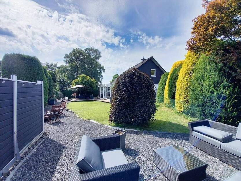 CITYHOUSE: Freistehendes Einfamilienhaus mit Traumgarten, Wintergarten, Kamin, Sauna und Garage