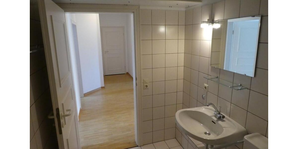 Dachgeschoßwohnung Bonn Poppelsdorf - 3.5 Zimmer, 77 m&sup2;, 850&euro; | Angebot:25991585