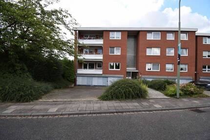 Schöne 4 Zi. Wohnung mit 2 Balkonen, zus. Hobbyraum, Garage u. Gartennutzung