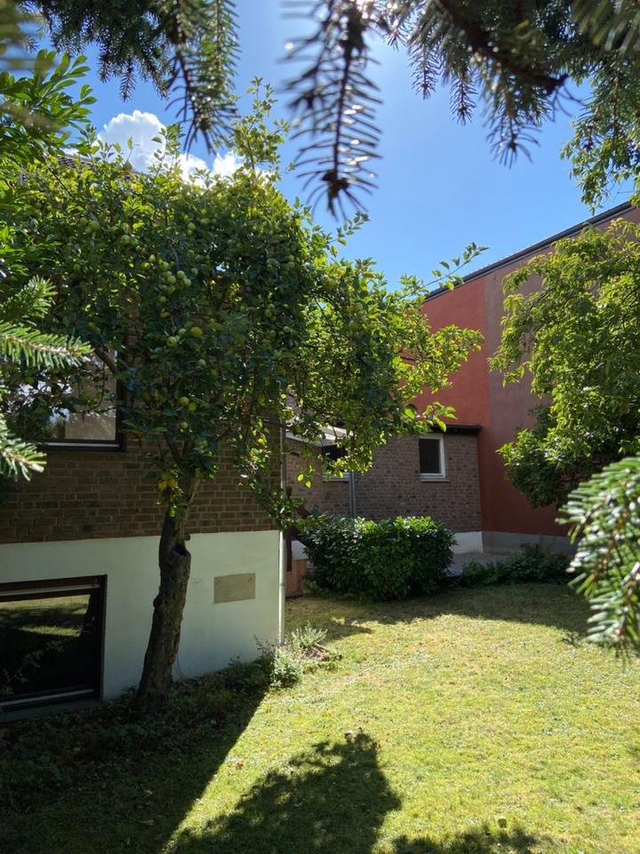Haus mit großer Dachterrasse, Garten und Garagen in der Altstadt