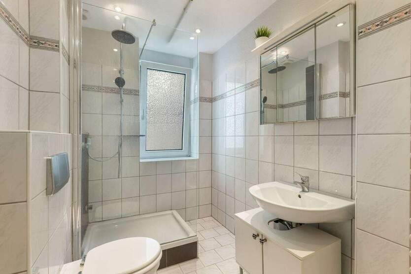 Großzügige 5-Zimmer-Wohnung mit Wintergarten & privatem Innenhof in Oberbilk 5 zimmer