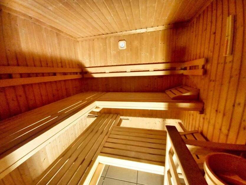 CITYHOUSE: Freistehendes Einfamilienhaus mit Traumgarten, Wintergarten, Kamin, Sauna und Garage
