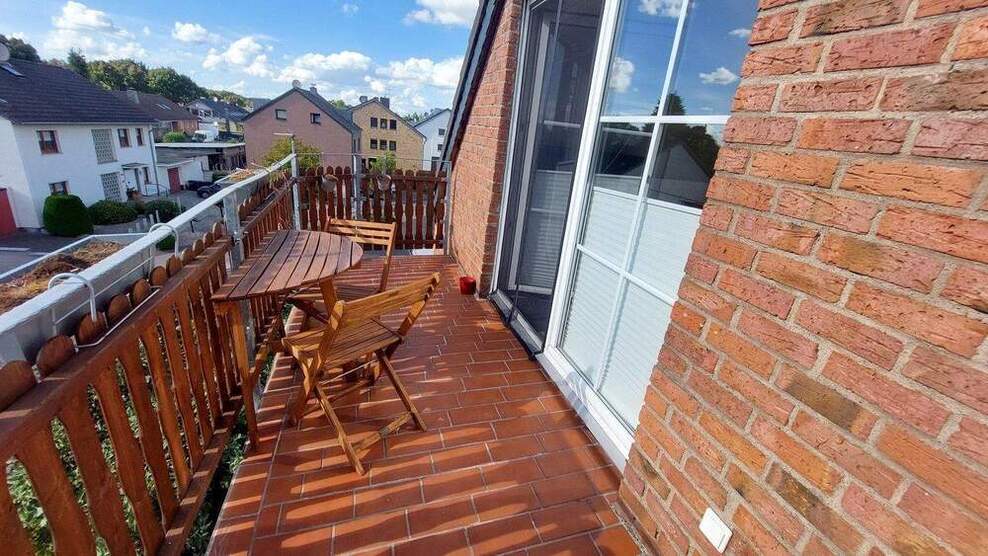 *** Charmante Dachgeschoßwohnung in ruhiger Lage - mit Balkon und Carport ***