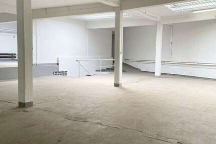 Halle in Düsseldorf 2.400 € 340 m²