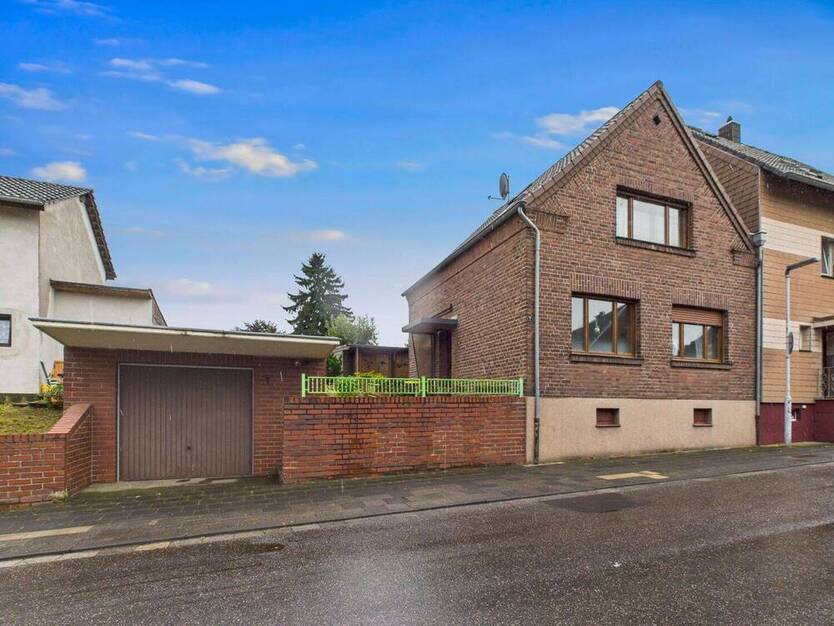 Sanierungsbedürftiges Einfamilienhaus mit Garage und Garten in Bergheim-Glessen