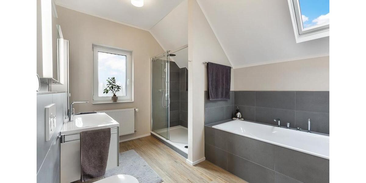 Einfamilienhaus Langenfeld (Rheinland) - 5 Zimmer, 150 m&sup2;, 2.500&euro; | Angebot:26099303