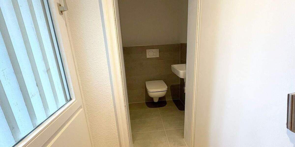 NEUES Bad* NEUER Boden* NEUES Wohngefühl* NEUE Einbauküche* 3 Zimmer + Balkon, Gäste-WC, Aufzug 3 zimmer