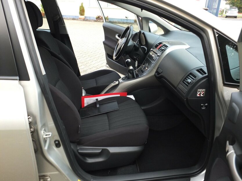 Toyota Auris 1.6i SOL ALLE INSPEKTIONEN GARAGENWAGEN 174.885 km 5.704 € Köln 50858