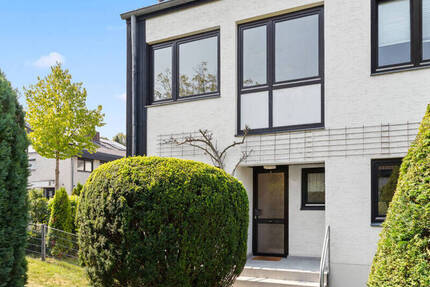 Split-Level trifft Reihenendhaus - wohnen mit Stil und Ausblick