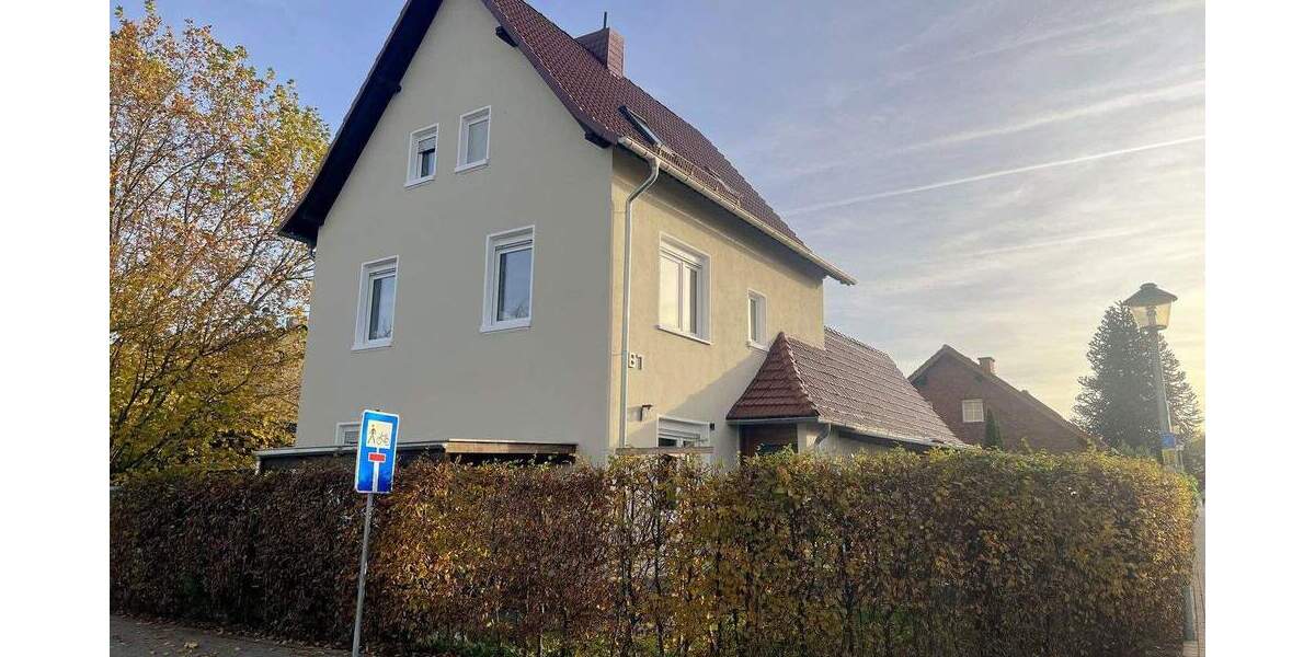 Freistehendes gepflegtes 2FH, mit Garten & Garagen in ruhiger grüner und top angebundener Lage 9 zimmer