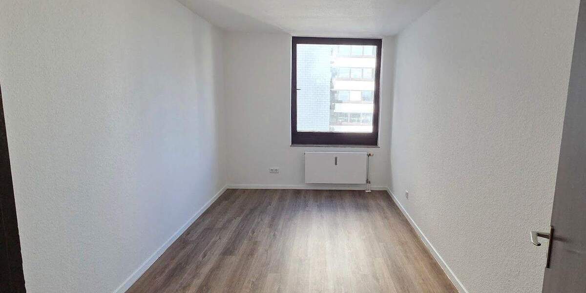 Renovierte 3-Zimmer-Wohnung mit neuem Boden, neuen Wänden, Balkon, Wannenbad, Gäste-WC, Aufzug 3 zimmer