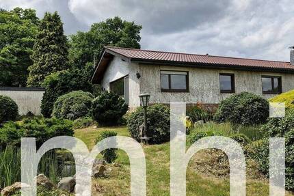 Much Hündekausen: Kleiner Bungalow mit 2 Garagen für die kleine Familie.