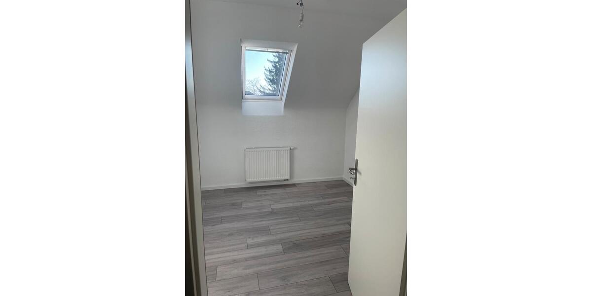 Dachgeschoßwohnung Solingen Aufderhöhe - 4 Zimmer, 80 m&sup2;, 950&euro; | Angebot:25755324